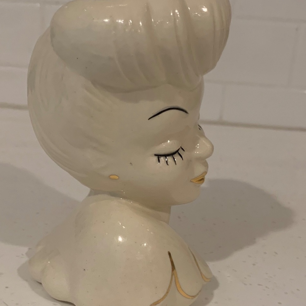 Glamour Girl Head vase ..signed white with gold trim.  Price Firm - Picture 6 of 8